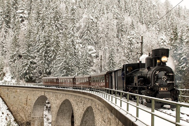 Tolles Adventprogramm auf der Mariazellerbahn: Mit der Dampflok gelangen die Fahrgäste durch die verschneite Winterlandschaft. | Foto: NÖVOG/Gregory