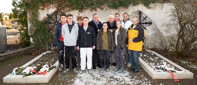 Adrian Gjuraj, Pascal Giefing, Sandro D'Assie, Edin Begovic, Baustadtrat DI Franz Dinhobl, Vanessa Braunrath, Dompropst Monsignore Karl Pichelbauer, Kilian Aichinger, Chantal Grabler, Baumeister Ing. Franz Hofer und Baumeister Oskar Lehner vor den sanierten Propstgräbern. | Foto: Weller