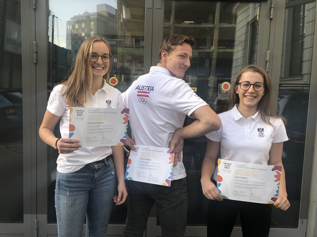 Die Olympiateilnehmer Johanna Czech, Nikolas Wellan und Laura Kern (v.l.n.r.) mit ihren Urkunden.