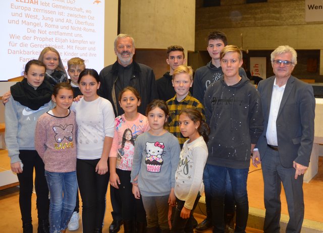 Eine herzliche Wiederbegegnung mit Pater Georg Sporschill in Wien: Annalena Krendl, Carina Hiesberger, Julian Grasl, Pater Georg, Marcel Tatzreiter, Maximilian Stixenberger, Stefan Krondorfer, Florian Halbertschlager und Josef Penzendorfer mit 5 Roma-Kindern im Vordergrund.  | Foto: Gruber
