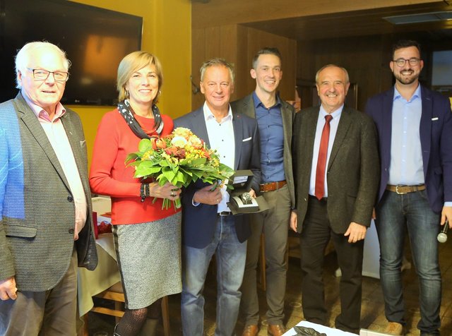 Dietmar Schäfermeier übergibt nach 30 Jahren das Amt des Obmannes an Alexander Luschnig (Mitte). Dank und Anerkennung gabs von Bürgermeister Valentin Blaschitz, ASKÖ-Kärnten-Präsident Anton Leikam (l), Helmut Ronacher und Magdalena Schäfermeier | Foto: KK
