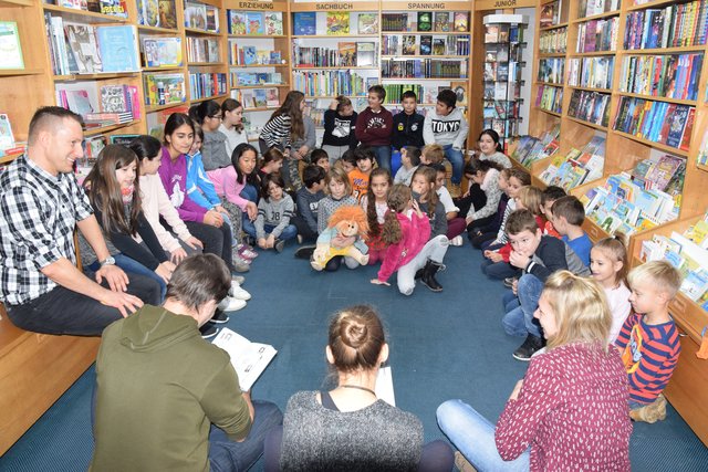 Kinder der Volksschule 1 in der Buchhandlung von Thomas Zangerl (li) in Wörgl. | Foto: Stadtgemeinde Wörgl