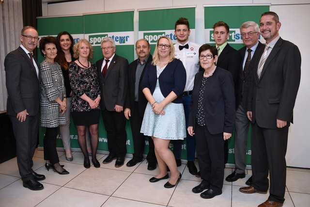 Bürgermeister Gerald Hackl, Gabriele Mayrhofer, Jacqueline Helm, Rosa Dangl, Josef Kerschbaumer, Afrim Reschauer, Julia Bernhard, Alexander Trampitsch, Hermine Mayrhofer, Marvin Miglbauer, Dietger Greisinger (Vorsitzender des Stadtsport-Ausschusses) und Christian Baumgarten (Leiter der Fachabteilung für Schule und Sport im Magistrat Steyr; v. l.). | Foto: Kainrath