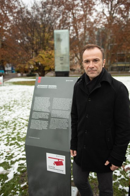 Texte auf Stelen informieren über historische Hintergründe und NS-Zusammenhänge von Mahn- und Denkmälern im Kurgarten, im Bild Vizebgm. Bernhard Auinger | Foto: Stadt Salzburg/Knoll