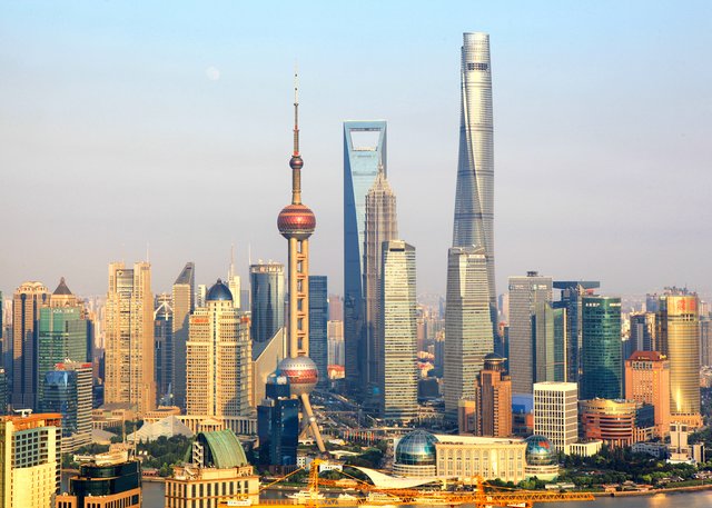 Oriental Pearl Tower (468 m, der mit den roten Kugeln), Shanghai World Financial Centre (495 m), Jin Mao Tower (420m), Shanghai International Finance Centre (2 zu je 260 m), Shanghai Tower (632 m) – Alle diese Türme ist Rolf Majcen schon gelaufen | Foto: Majcen