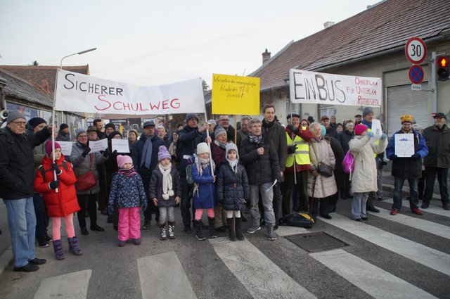 Von Senioren bis zu Kindern wurde für einen sicheren Schulweg und eine sichere Busverbindung demonstriert. Mit dabei Rudi Wieselthaler (mit Mikro) und ÖVP-Nationalratsabgeordneter Nico Marchetti.