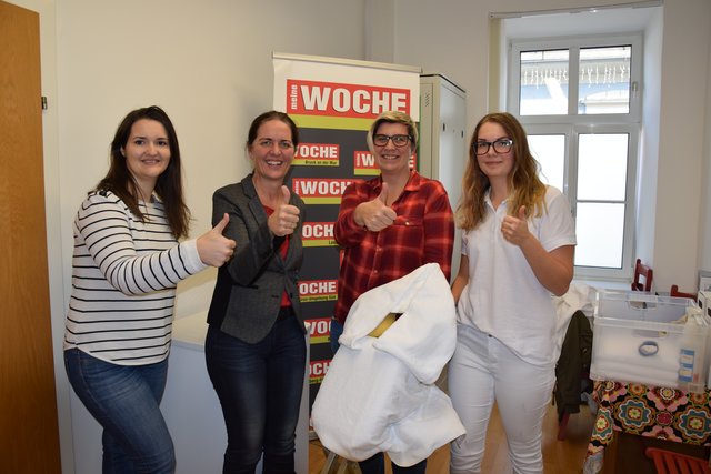 V.l. Die WOCHE-Damen Eva Heinrich, Waltraud Fischer und Brigitte Reiterer wurden von Lehrling Kerstin Schönbacher (r.) hervorragend massiert. | Foto: WOCHE