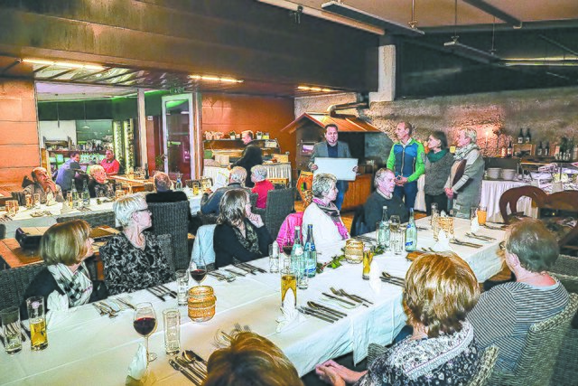 Die Gemeinde bedankte sich bei den freiwilligen „Ässa &amp; Tschässa“ Helfern mit einem Abendessen im Restaurant Bluthu. | Foto: Thomas Hechenberger