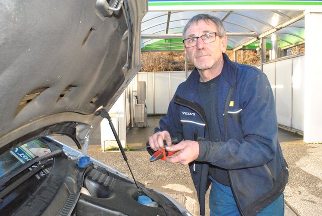 Georg Koplenig prüft den Kühler-Frostschutz | Foto: Nicole Schauerte