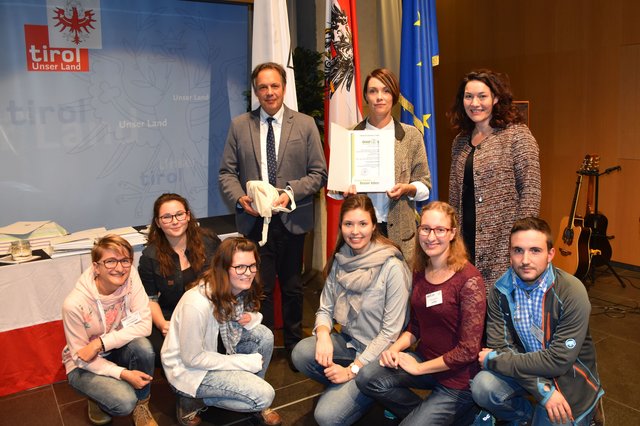 Eine ÖKOLOG-Auszeichnung für das Projekt Adventkalender der Höheren Bundeslehr- und Forschungsanstalt für Landwirtschaft und Ernährung Tirol wurde von LH-Stv. Ingrid Felipe (re.) und Bildungsdirektor Paul Gappmaier (li.) übergeben.  | Foto: Land Tirol/Gerzabek