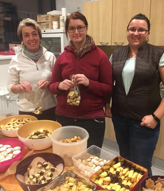 Etliche Schüsseln Weihnachtsgebäck sind entstanden. | Foto: Foto: Krieg