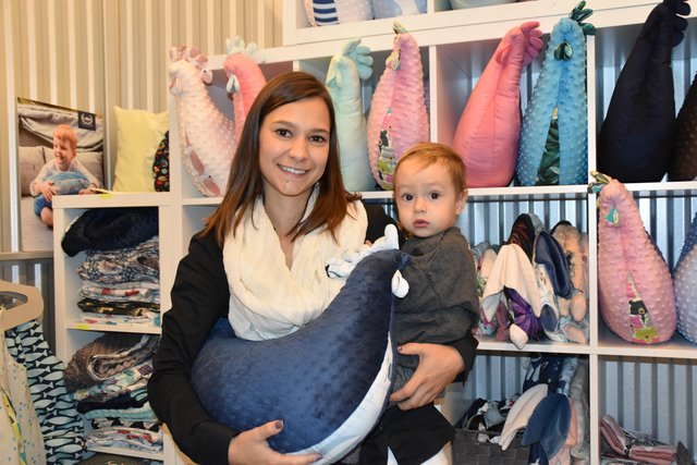 <f>Julia Vallant mit ihrem Sohn Luca.</f> Er ist immer dabei, wenn Mama im Lager zu tun hat und geht auf Entdeckungsreise