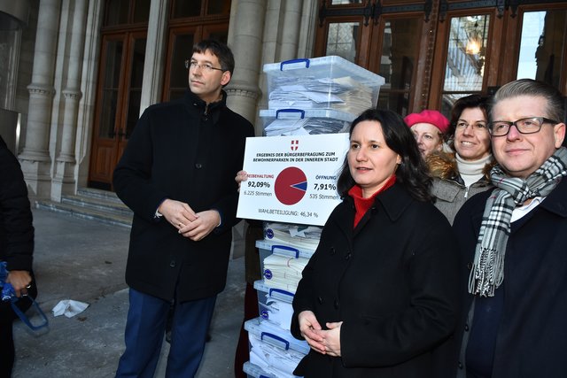 City-Chef Markus Figl und die Josefstädter Bezirksvorsteherin Veronika Mickel-Göttfert (beide ÖVP) durften zumindest hinter die Tore des Rathauses.