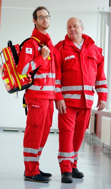 Arzt Florian Haller (l.) und Techniker Erich Kruiß (r.) starten in wenigen Tagen ihren Hilfseinsatz in Bangladesch. | Foto: OÖRK/Hartl