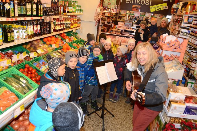 Die Musikklasse der VS Schwoich mit Lehrerin Magdalena Moser bei ihrem „Prostest-Auftritt". | Foto: Nageler