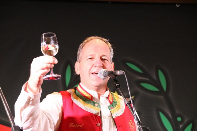 Gerhard Spitaler mit einem guten Achterl Hochwimmer Wein aus der Weinkost