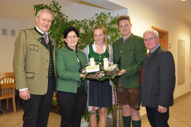 Kurz vor Adventbeginn überraschten die Schüler der Gartenbauschule Großwilfersdorf gemeinsam mit Direktor Franz Patz Kammerobmann Johann Reisinger und Bezirksbäuerin Maria Haas mit einem selbst gebundenen Adventkranz.
