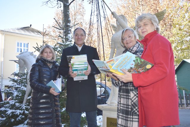Bgm. Ingrid Salamon nahm die Geschenke der Buchhandlung Knotzer dankend an. | Foto: Stadtgemeinde Mattersburg