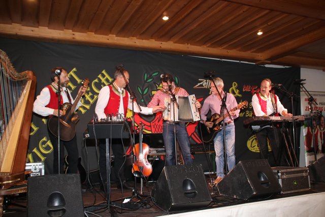 Markus Hennebichler (Steirische) und Reinhold Haderer (Gitarre) durften zusammen mit den Zellberg Buam musizieren
