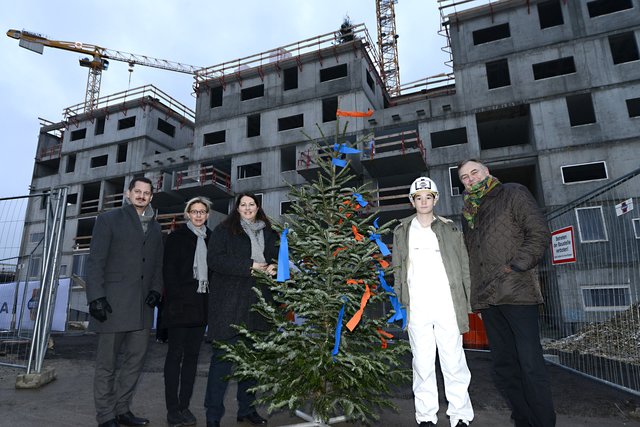 Bezirksvorsteher Marcus Franz, Wiener-Wohnen-Direktroin karin Ramser, Frauen- und Wohnbaustadträtin Kathrin Gaal, Lehrling Valdrin und Wigeba-Direktor Ewald Kirschner (vl) vor dem Rohbau. | Foto: PID/Kromus