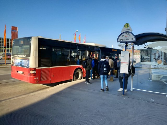 An der Bushaltestelle Genochplatz warten Fahrgäste regelmäßig sehr lange auf den 95A. | Foto: Brunnbauer