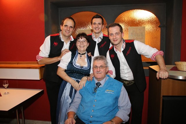 Die Fetzig'n aus dem Zillertal mit Organisator Josef Krapfenbauer und seiner Gattin Elfriede