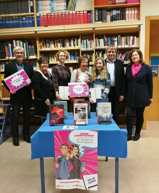 Josef Gladitsch, LAbg.Ruth Feistritzer, Hannah Moritz (Gewinnerin), Elisabeth Köstl (öffentliche Bibliothek Gurk), Viktoria Groiss (Gewinnerin), Werner Molitschnig (Bibliotheksverband Kärnten) und Linda König (Bibliotheksleiterin Europagymnasium) | Foto: LJR Kärnten