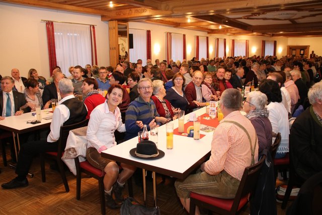 Bis zum letzten Platz ausverkauft war der Veranstaltungssaal der Marktgemeinde Schweiggers