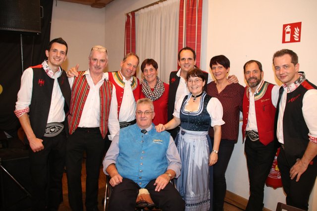 Michael Spitaler, Bürgermeister Johann Hölzl, Gerhard Spitaler, Anita Hölzl, Georg Spitaler, Elfriede Krapfenbauer, Leopoldine Rathbauer, Werner Spitaler und Daniel Gruber, vorne Organisator Josef Krapfenbauer