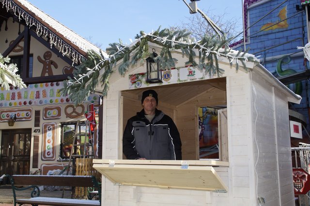 Der Leiter des Park Hrabalek, Thomas Hammer, in der ersten Weihnachtshütte im Böhmischen Prater.