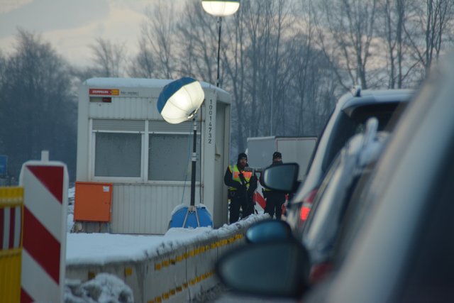Die Grenzkontrollen bei Kufstein und Kiefersfelden an der Inntalautobahn werden über provisorische Checkpoints der deutschen Bundespolizei abgewickelt.