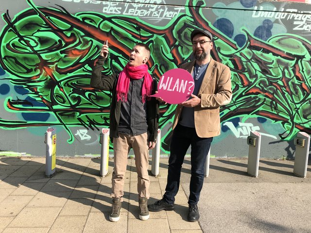 Jetzt ist es fix: Daniel Schabauer und Andreas Leszkovsky (v.l.) von den Neos freuen sich auf das WLAN am Schwendermarkt. | Foto: Neos Wien/Martin W. Meisl