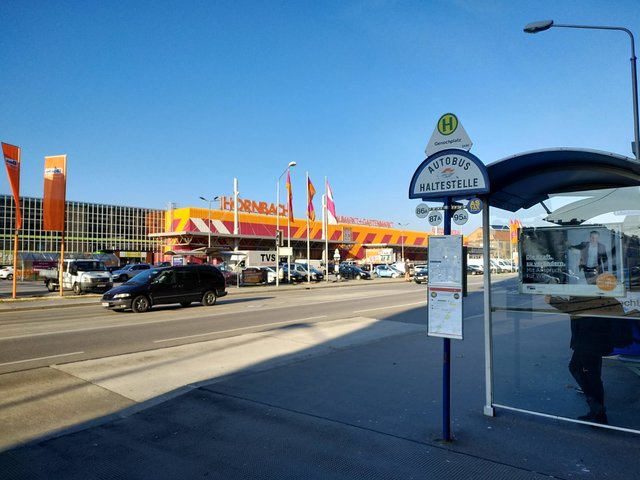 An der Bushaltestelle Genochplatz warten Fahrgäste regelmäßig sehr lange auf den 95A. | Foto: Brunnbauer