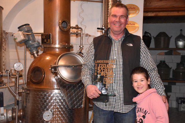 Die nächste Generation? Landessieger Florian Kranebitter mit Tochter Magdalena vor dem Brennkessel