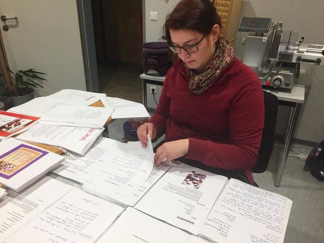 Gegen eine freiwillige Spende kann man sich ein Rezeptbuch holen.  | Foto: Foto: Krieg