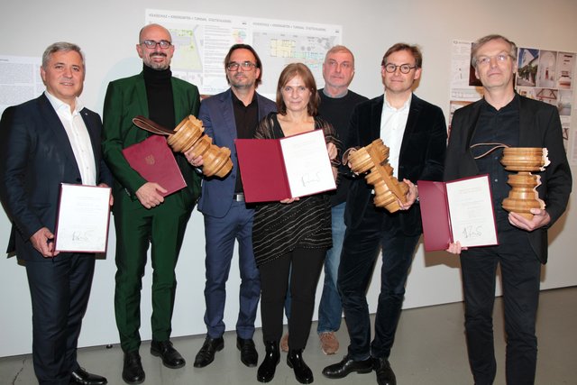 Die Preisträger 2018: Richard Woschitz (Geschäftsleitung Woschitz Engineering), Martin Schwartz (Woschitz Engineering), Erich Kugler, Susanne Schmall und Fritz Brandlhofer (alle drei Architekturbüro kbs-architektur), Christian Prasser (cp architektur) und Ralf Bock 
 | Foto: Landesmedienservice