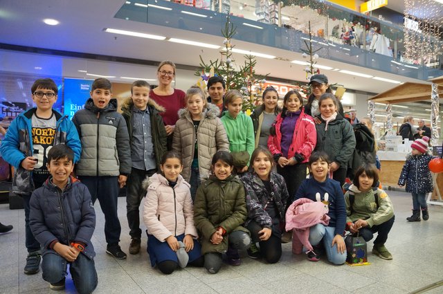 Die Kinder des Caritas Lerncafés freuen sich schon auf die Präsentation der Bäume und hoffen auf viele brave Christkinder.
