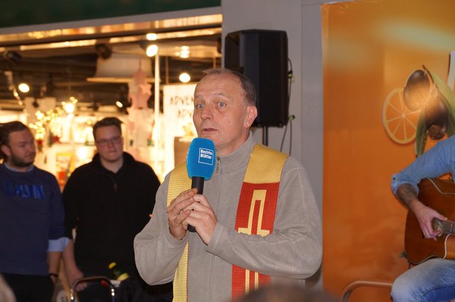 Pfarrer Jarosław "Jarek" Błażyński segnete die Wunschbäume und Bürgermeister Hansjörg Obinger.