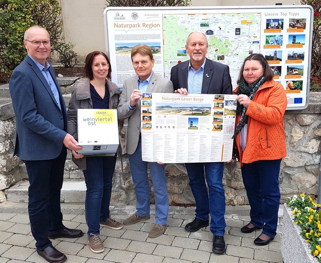 Präsentieren die neuen Besucherlenkungs-Tools: Leoppold Rötzer, Christine Filipp, Manfred Meixner, Horst Gangl und Eveline Lachmayer. | Foto: LEADER Region Weinviertel Ost