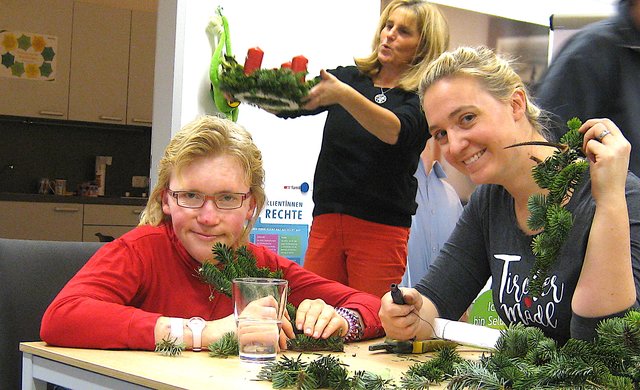 Jasmin Jakobs Kranz (li.) ist für ihren Vater bestimmt. | Foto: Lebenshilfe