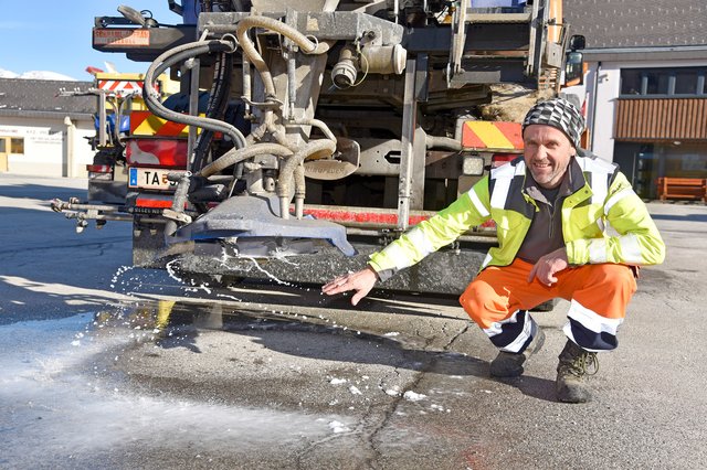 Straßenmeister Andreas Bogensperger vom Winterdienst der Straßenmeisterei Mauterndorf im Lungau mit dem Salz/Sole-Streuwerk.
