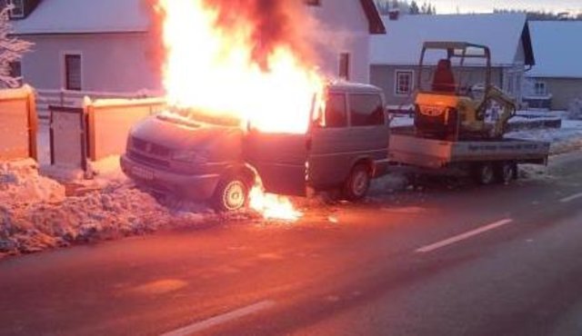 Vor der Flucht steckte der Fahrer das Diebesgut in Brand.  | Foto: LPD NÖ