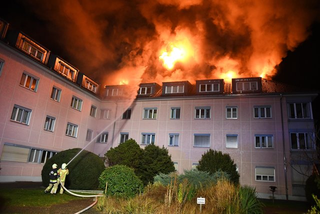 Der Dachstuhl des Altenwohnheimes steht in Flammen