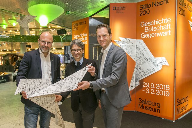 Christoph Andexlinger (GF Europark), Martin Hochleitner (GF u. Direktor Salzburg Museum) und Manuel Mayer (Center-Manager Europark) eröffneten die Ausstellung anlässlich „200 Jahre Stille Nacht! Heilige Nacht!“. | Foto: Europark/Wildbild