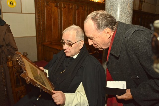 Altabt Henckel-Donnersmarck und Dr. Rudolf R. Novak mit einem Ausstellungsstück | Foto: Wellenhofer