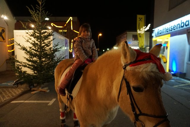 Alexa Staudinger am Adventmarkt in Obergarfendorf