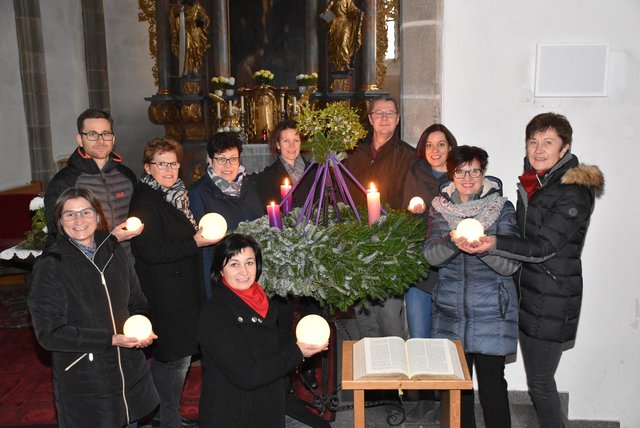 Die SchonSonetten, Leitung Christa Hochgatterer, rechts, bringen vorweihnachtliche Stimmung in die Pfarrkirche Pabneukirchen. 