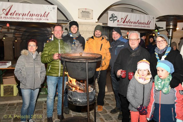 GGR Dagmar Händler, Vizebürgermeister Jörgen Vöhringer, Michael Klonner, Thomas Kaminsky, GR Alexander Keller, Bürgermeister Ferdinand Köck und Sabine Hartl ließen sich den Kesselpunsch der Gumpoldskirchner Pfadfinder gut schmecken. 