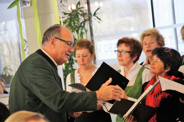 Unter der Leitung von Heinrich Adam lädt der Singkreis an zwei Tagen zu seinem Adventkonzert. | Foto: Edith Ertl