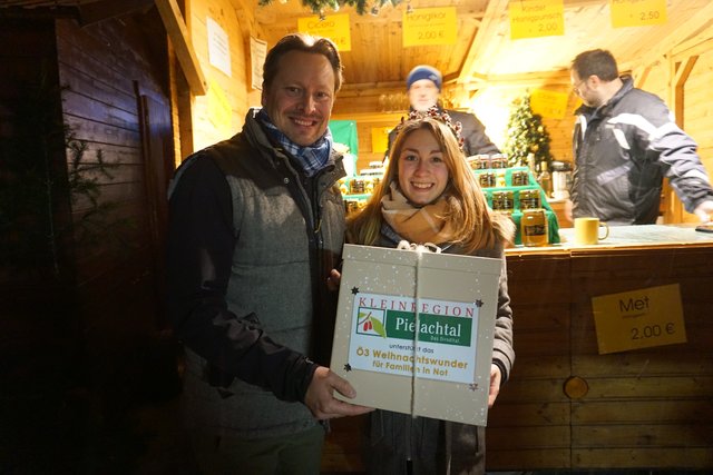 Bürgermeister Rainer Handlfinger sammelt gemeinsam mit únserer Dirndlkönigin Spenden für das Ö3 Weihnachtswunder